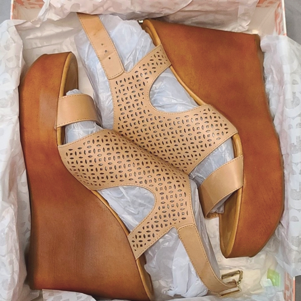 Size 11M Gianni Bini Wedge Heels
